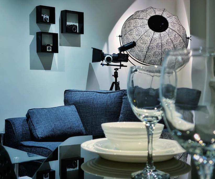 Two Bedroom Luxury Apt With Film Style Swansea Exterior foto