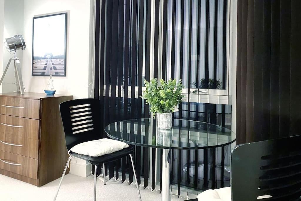 Two Bedroom Luxury Apt With Film Style Swansea Exterior foto
